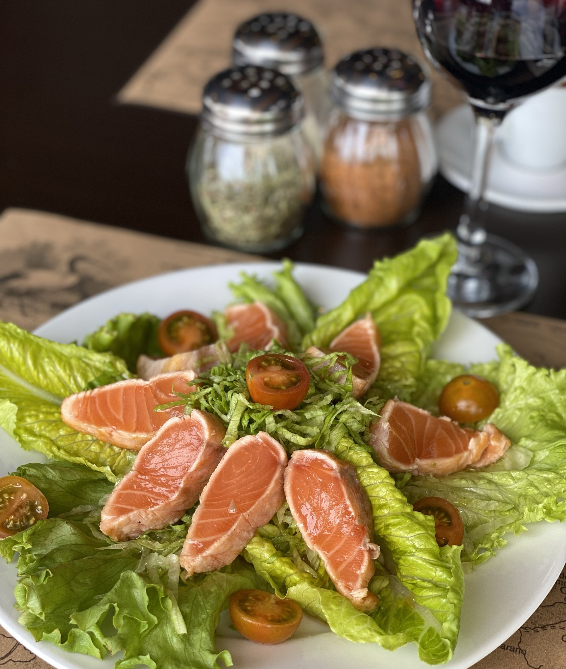 Ensalada de salmón sellado